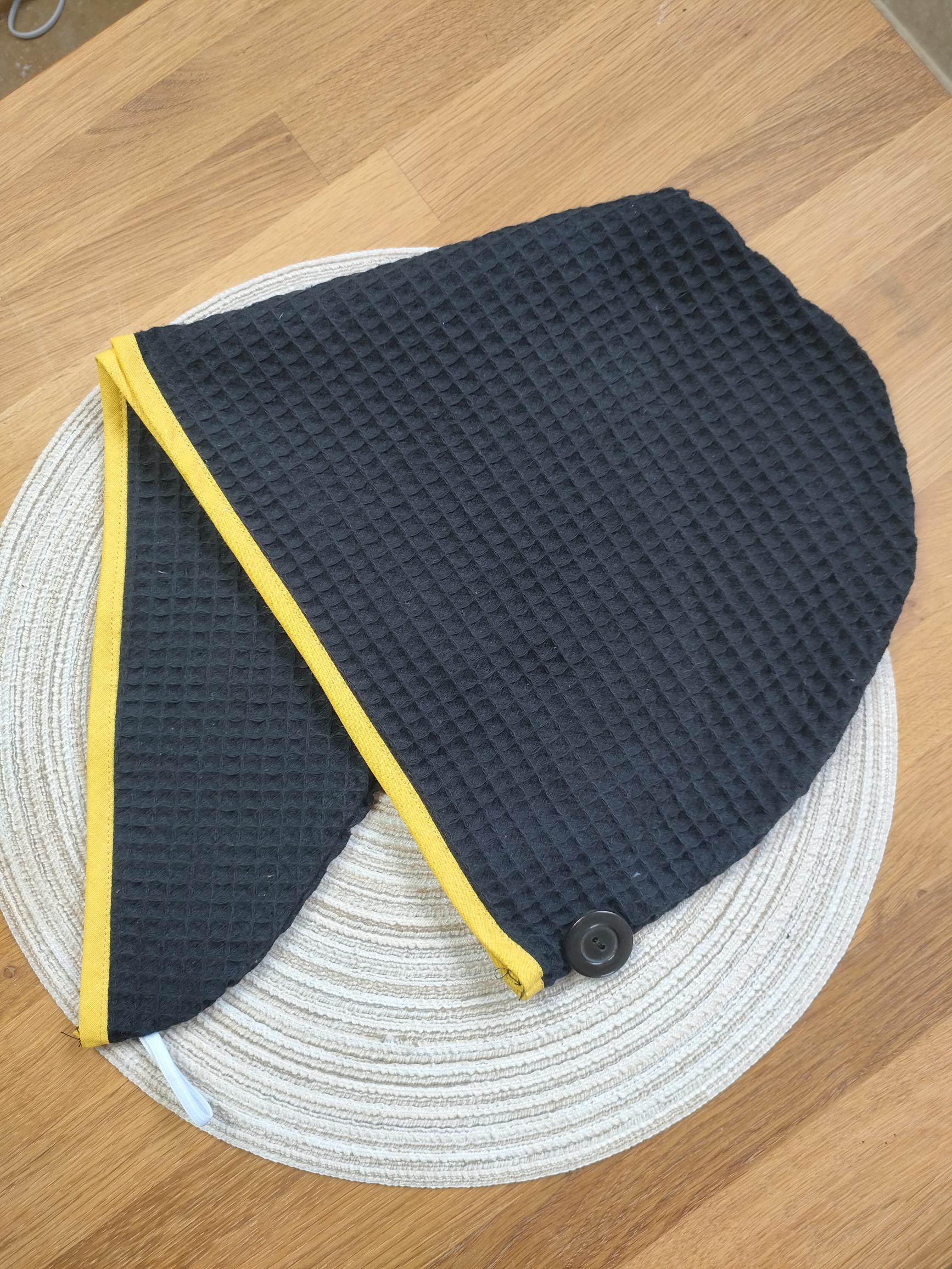 Serviette cheveux noire et jaune