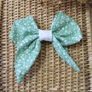 Grande barrette fleurs blanches sur fond vert