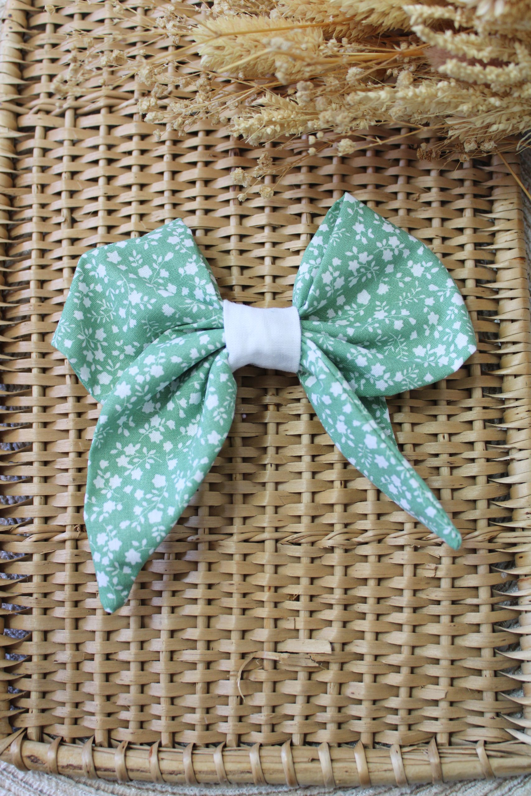 Grande barrette fleurs blanches sur fond vert