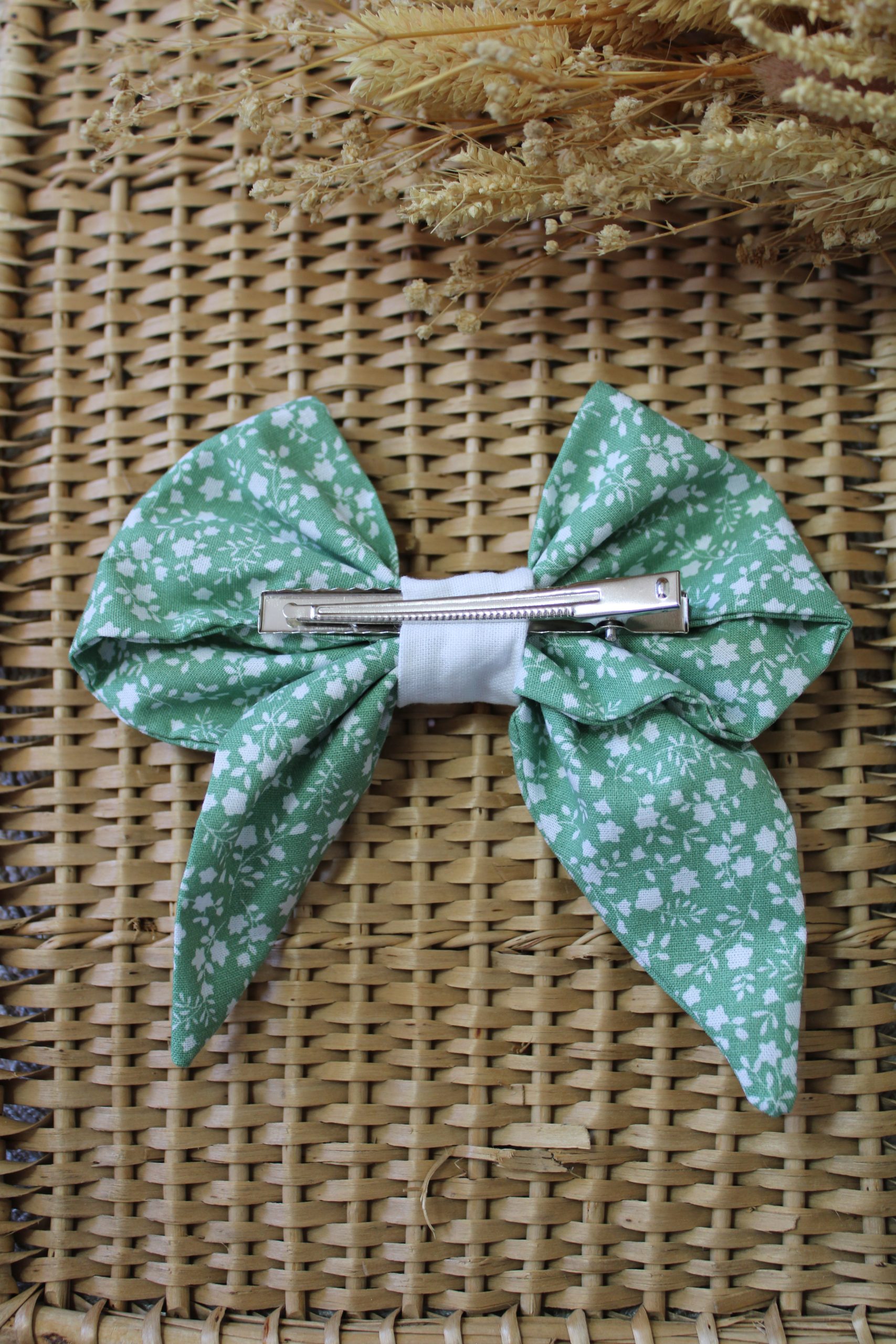 Grande barrette fleurs blanches sur fond vert – Image 2