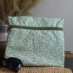 Trousse imperméable fleurs blanches fond vert