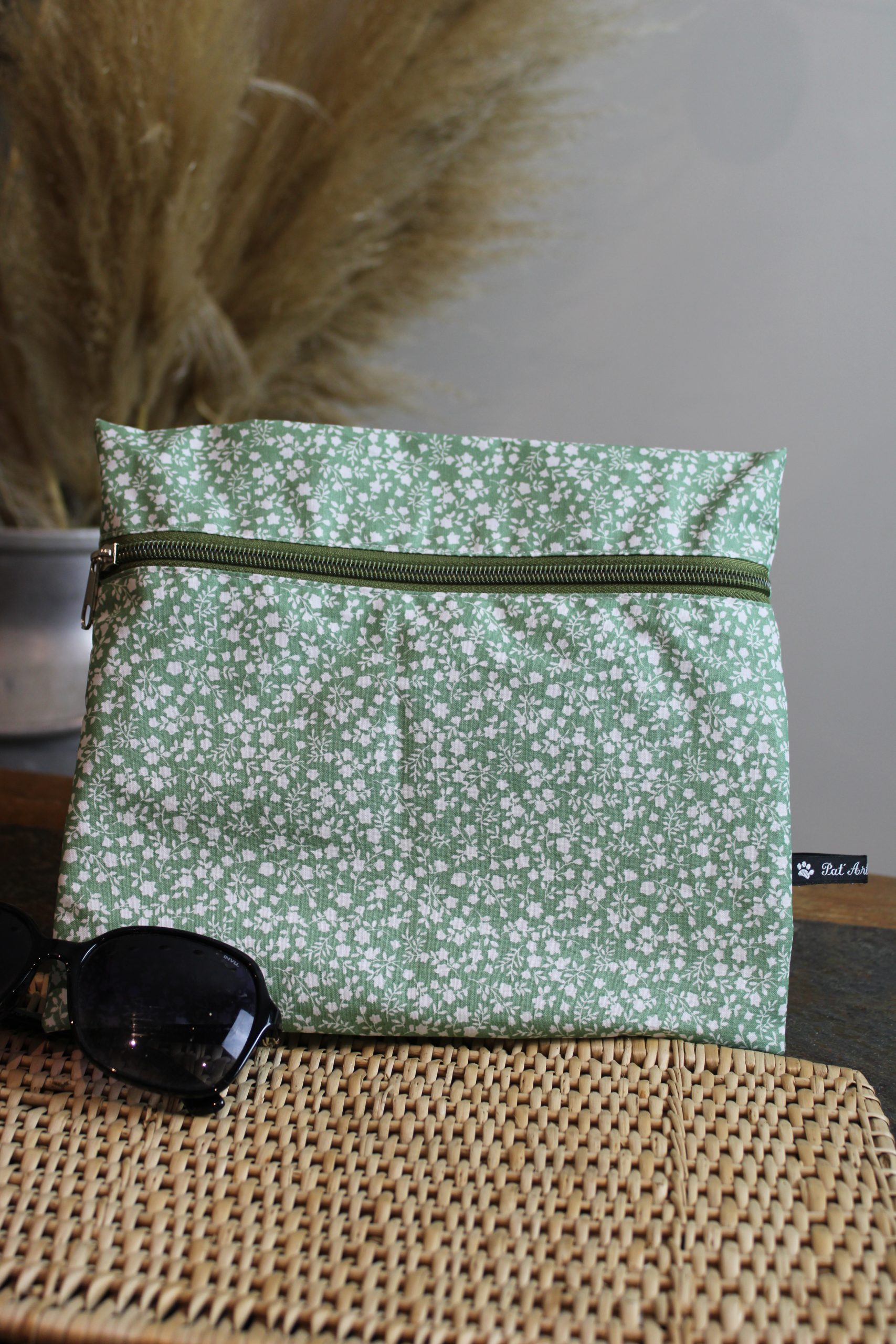 Trousse imperméable fleurs blanches fond vert