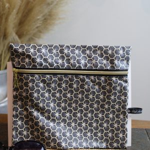 Trousse imperméable grandes fleurs noires