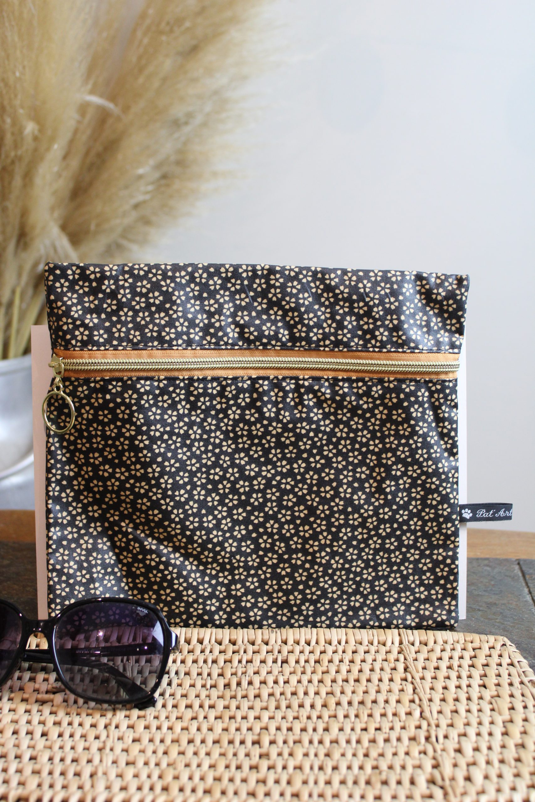 Trousse imperméable petites fleurs fond noir