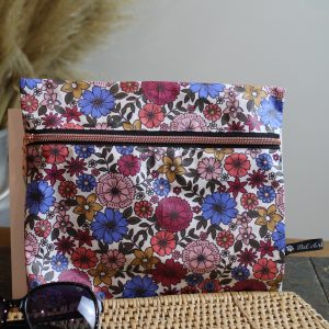 Trousse imperméable fleurs violettes