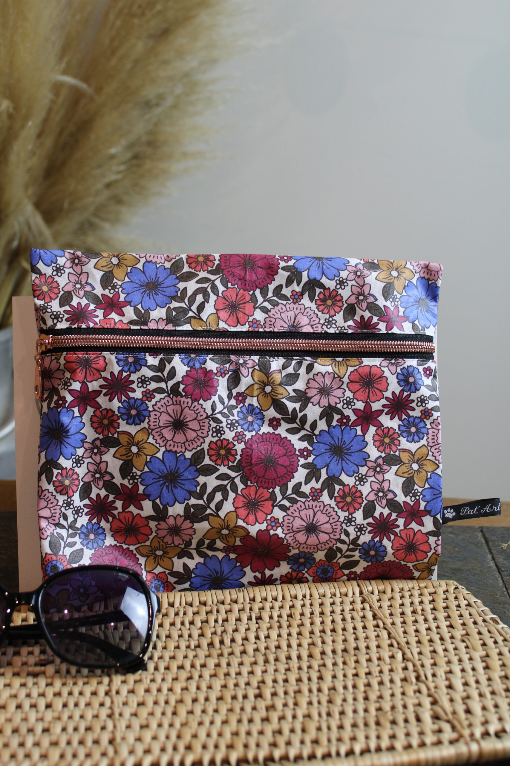 Trousse imperméable fleurs violettes