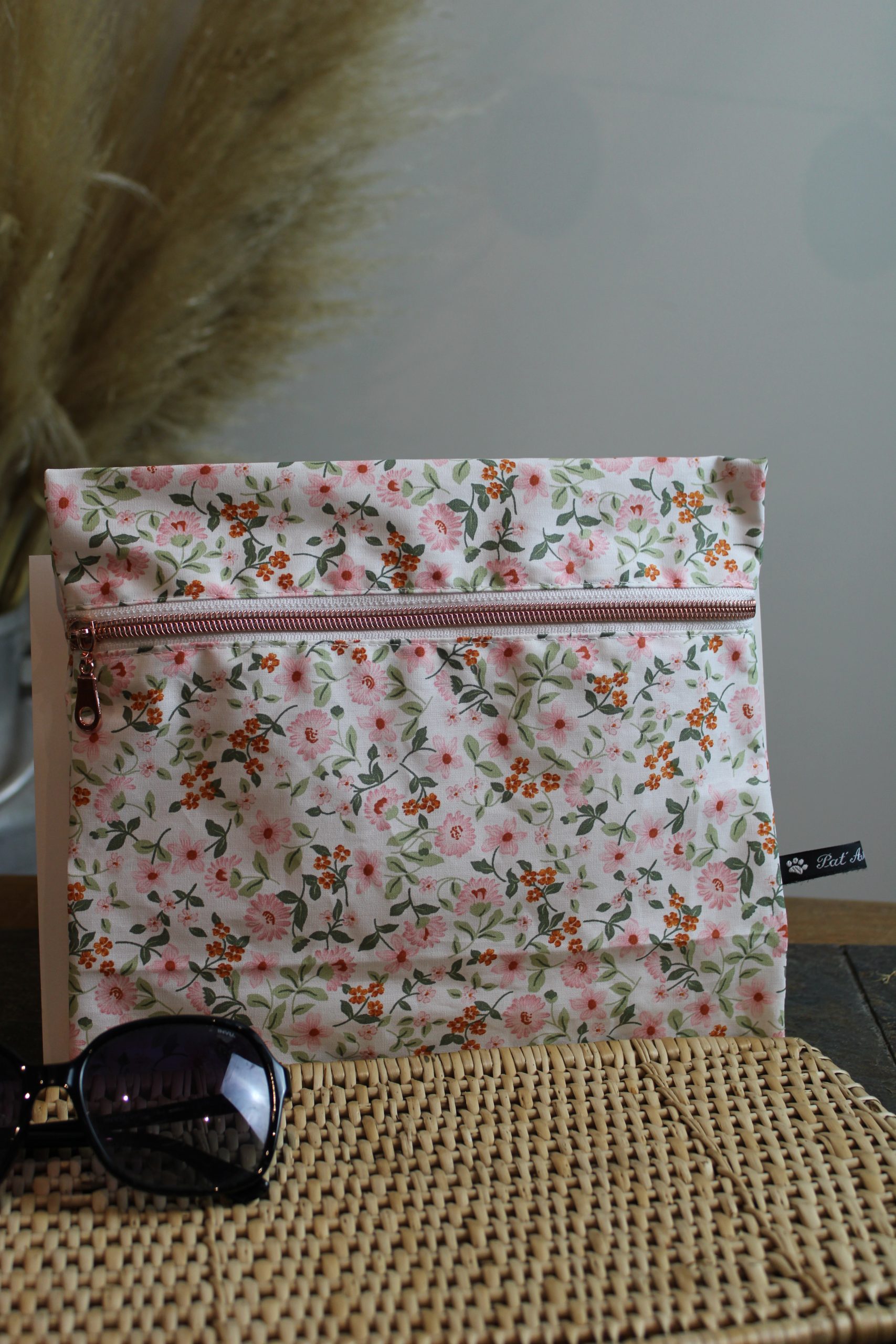 Trousse imperméable fleurs roses