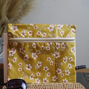 Trousse imperméable orchidées fond jaune