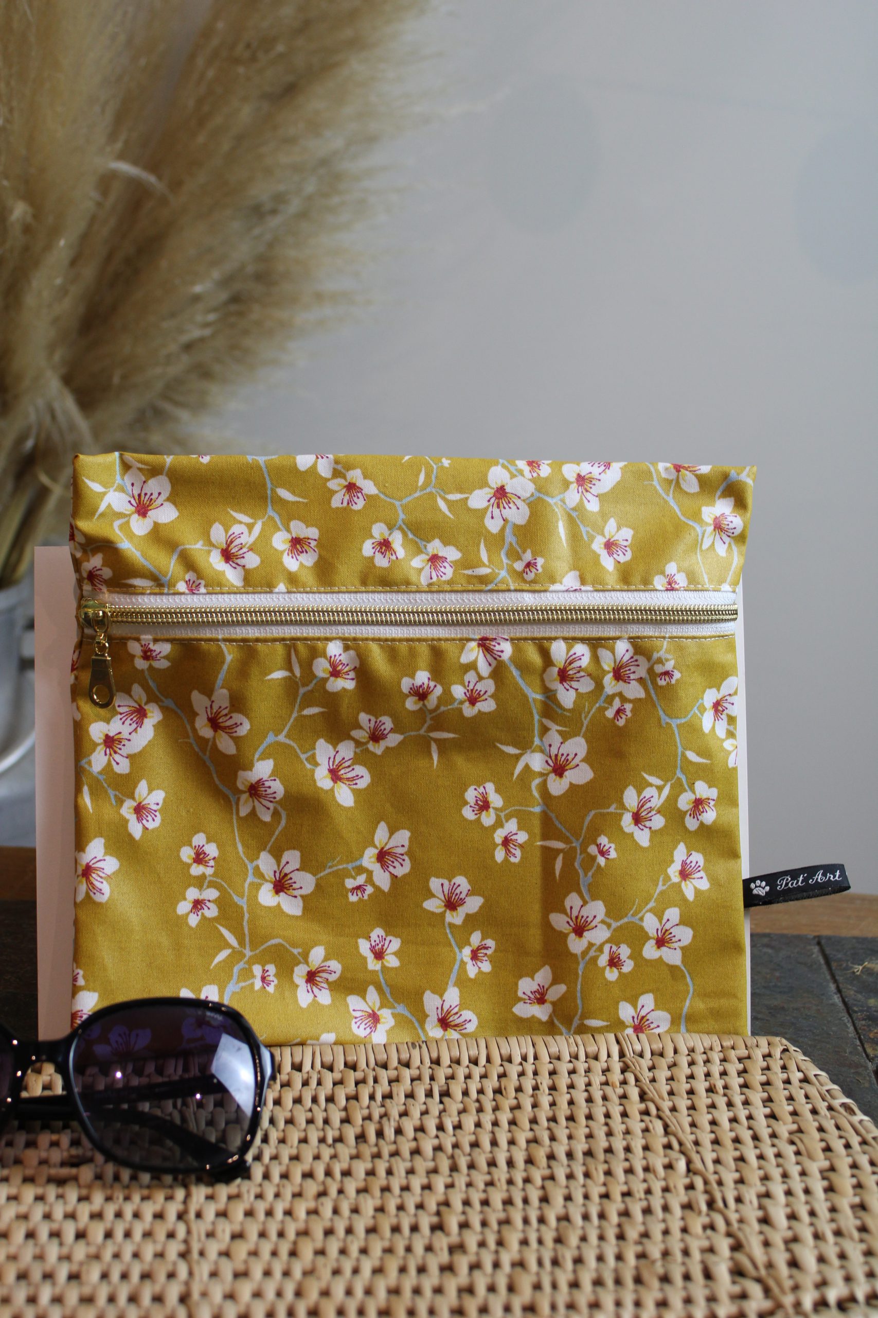 Trousse imperméable orchidées fond jaune