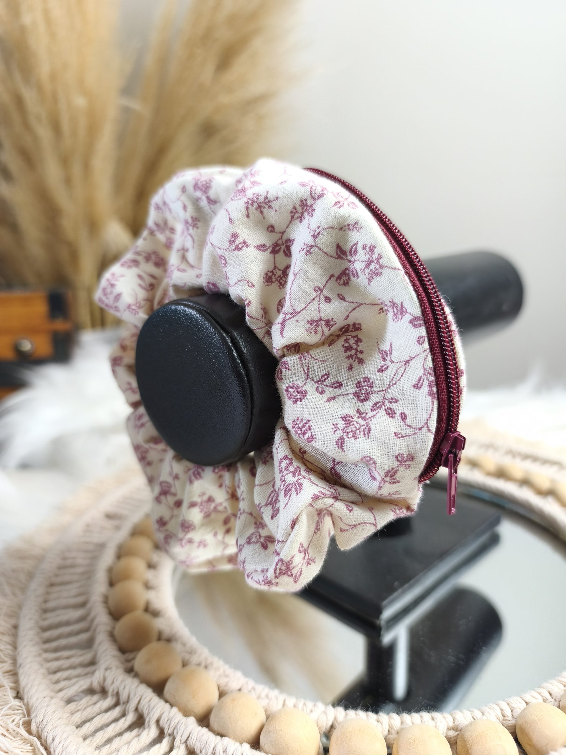 Chouchou secret motif fleurs bordeaux - Accessoire cheveux fait main