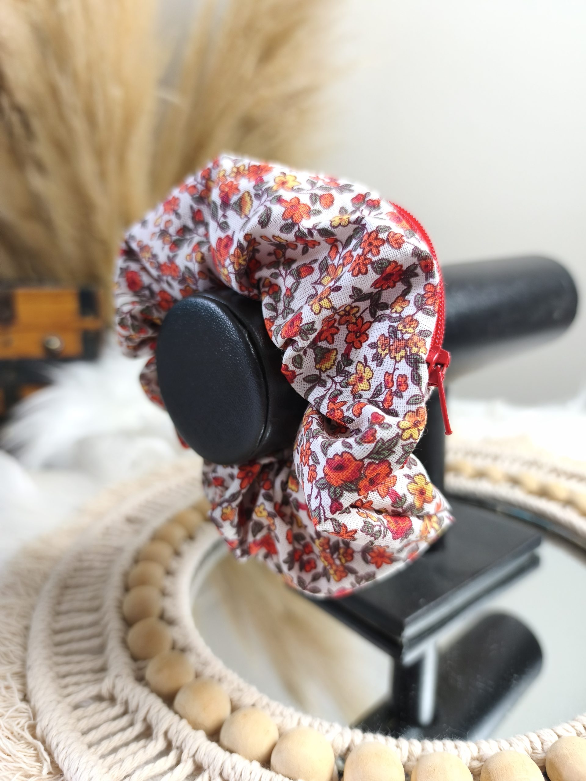 Chouchou secret motif fleurs oranges et rouges - Accessoire cheveux fait main