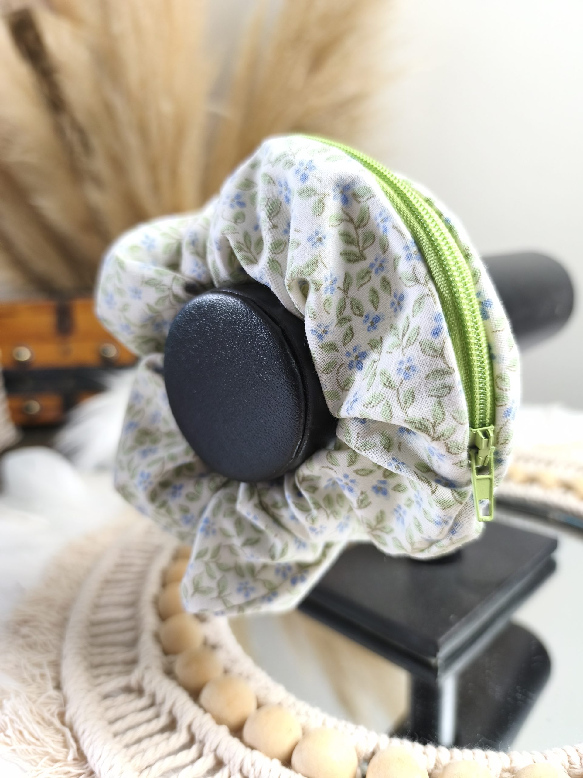 Chouchou secret motif fleurs bleues - Accessoire cheveux fait main