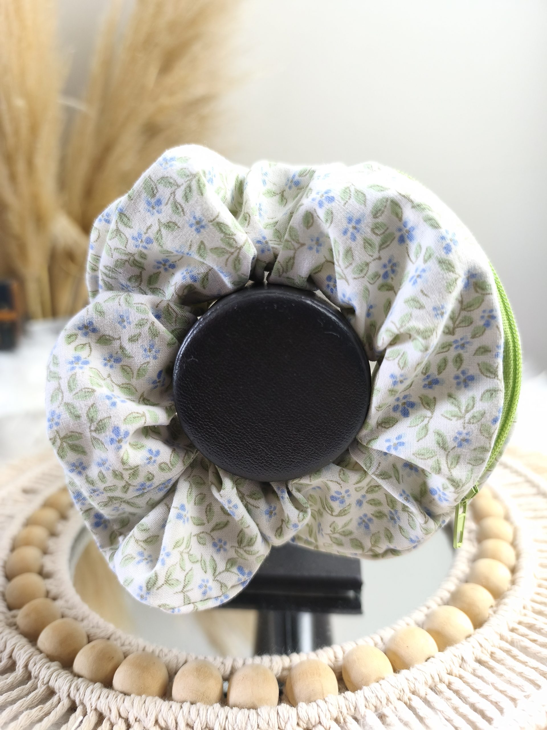 Chouchou secret motif fleurs bleues - Accessoire cheveux fait main