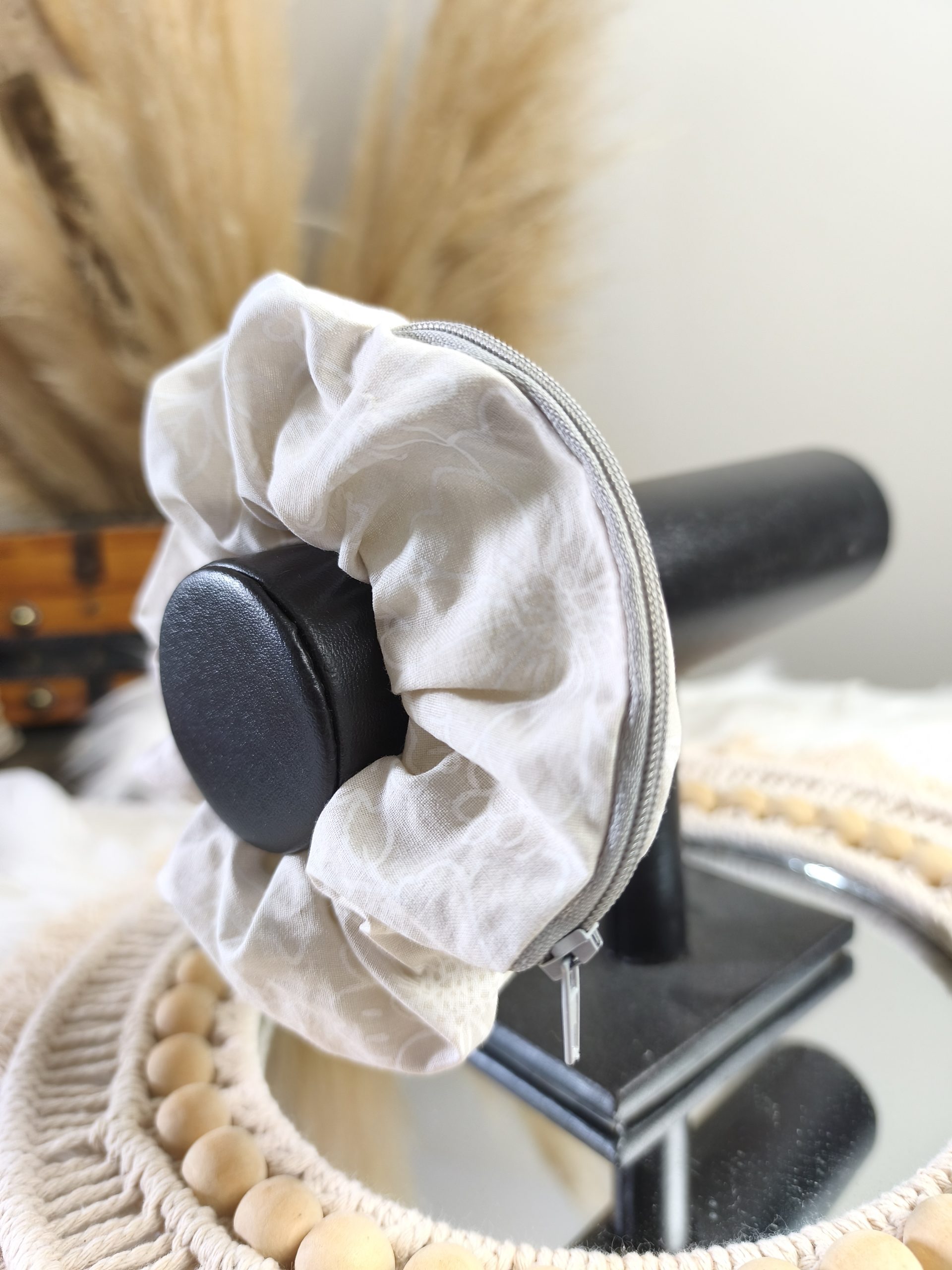 Chouchou secret gris clair motif fleurs - Accessoire cheveux fait main