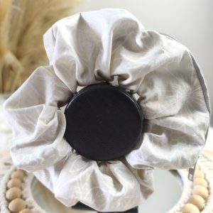 Chouchou secret gris clair motif fleurs - Accessoire cheveux fait main