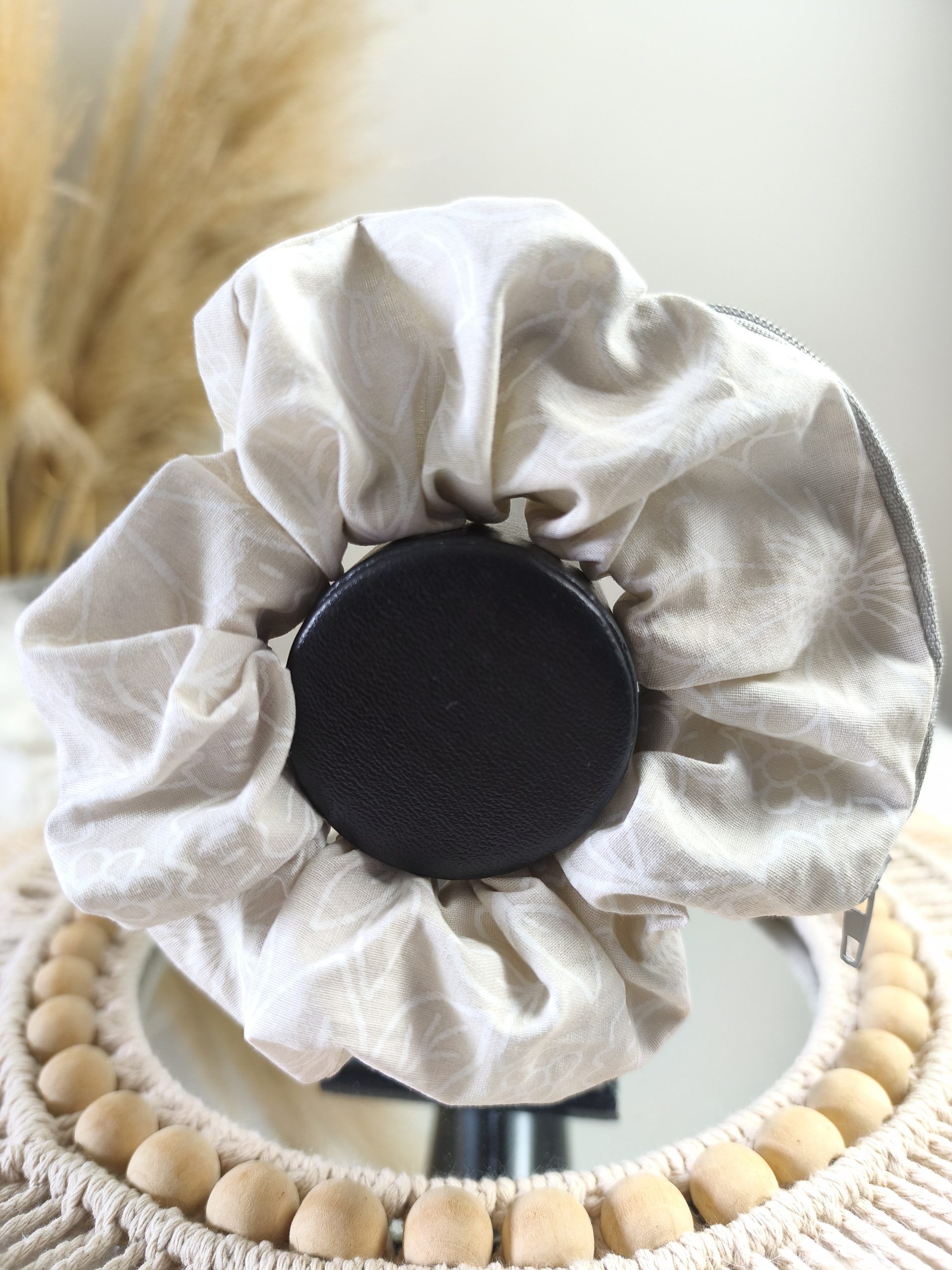 Chouchou secret gris clair motif fleurs - Accessoire cheveux fait main